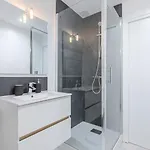 Bright 3-bedroom 2-bathroom Flat