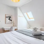 Bright 3-bedroom 2-bathroom Flat
