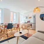 Bright 3-bedroom 2-bathroom Flat Lägenhet *