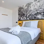 Bright 3-bedroom 2-bathroom Flat Lägenhet *