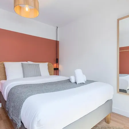 Bright 3-bedroom 2-bathroom Flat *