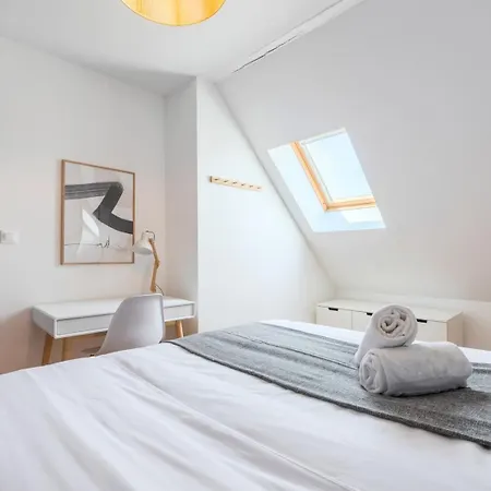 Bright 3-bedroom 2-bathroom Flat