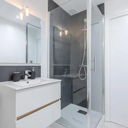 Bright 3-bedroom 2-bathroom Flat