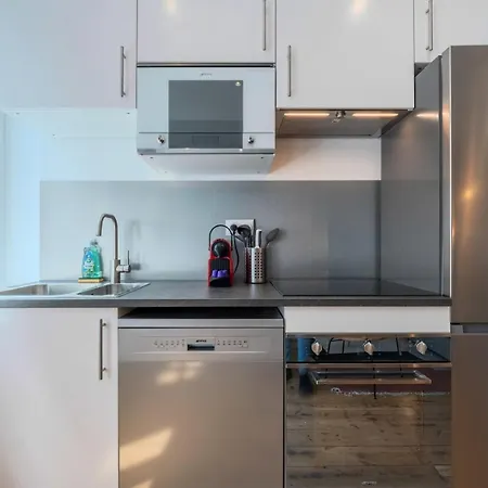 Bright 3-bedroom 2-bathroom Flat Апартаменты Лилль