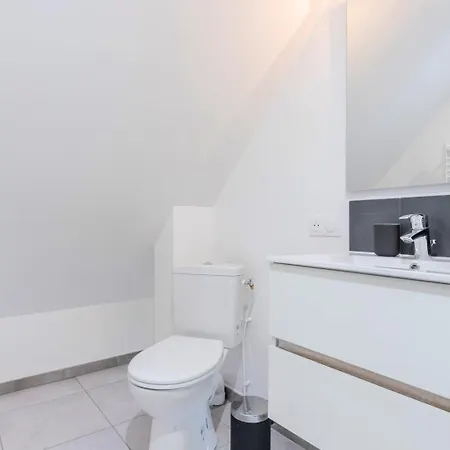 Bright 3-bedroom 2-bathroom Flat 아파트