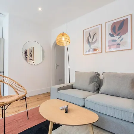 Bright 3-bedroom 2-bathroom Flat *