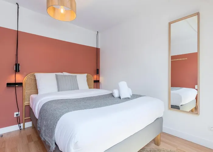 Bright 3-bedroom 2-bathroom Flat *