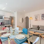 Bright 3-bedroom 2-bathroom Flat